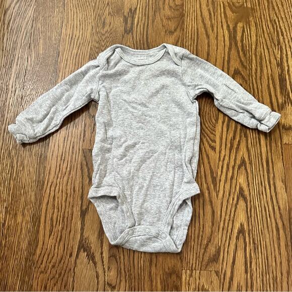 Carter’s blue and grey onesie bodysuit bundle, size 6 month (set of 3) - Picture 2 of 8
